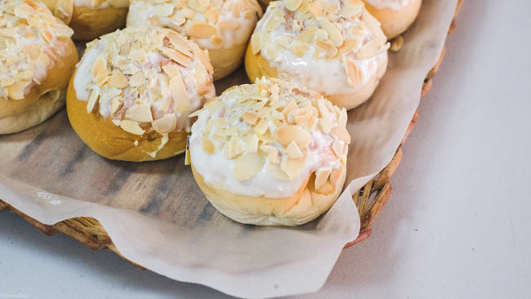 Dialyn's White Chocolate w/ Almond Bun
