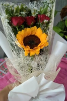 Stan 3pcs Roses with 1 Sunflower