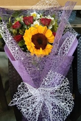 Stan 1pc Sunflower with 6 Roses