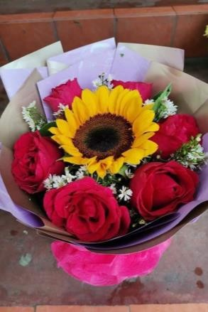 Stan 6pcs Roses with 1 Sunflower